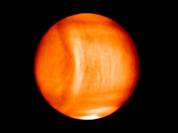 日本金星探測器「破曉號」（Akatsuki）2015年12月探測到「金星的微笑」。（圖擷取自推特）