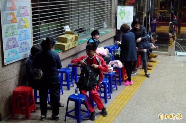 泰豐輪胎大火一逼近民宅，桃園市府緊急安置200餘人暫住旅館。（記者李容萍攝）