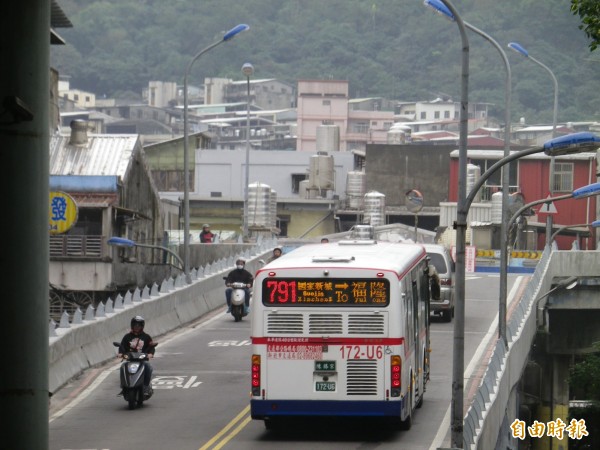 成功陸橋A工區（成功一路端）提前開放通車。（記者盧賢秀攝）