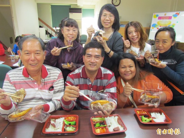 鋼管雞業者林鴻志（前排中）今天帶來鋼管雞肉，與中高齡待業民眾分享創業歷程。（記者邱芷柔攝）