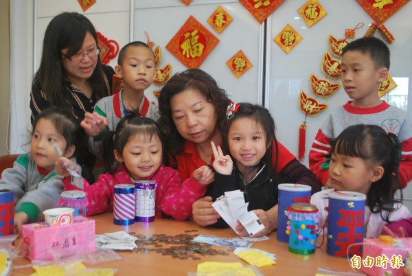 幼兒園小朋友帶來一個個小撲滿還有發票，要捐贈給雲林家扶助學。（記者廖淑玲攝）