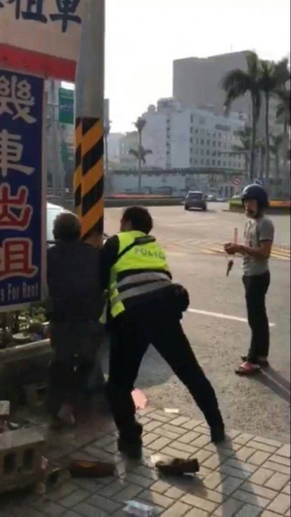 林姓運匠（左）因為不滿遭警方開單，現場就掄起拳頭打警，遭警方壓制。（記者王捷翻攝）