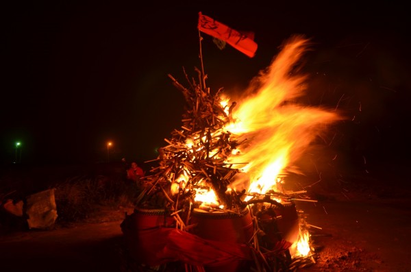 九天民俗技藝團今晚舉行送鼓神儀式，將一年來打壞的鼓及鼓棒火化。（九天民俗技藝團提供）