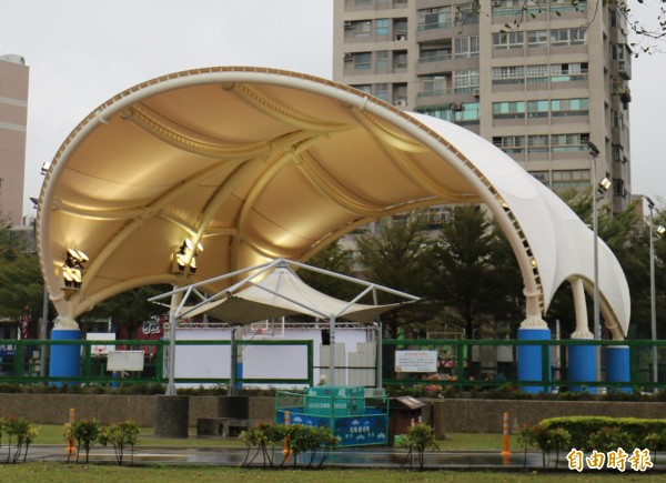 三民運動公園天幕球場採「飛天元寶」造型。（記者謝武雄攝）