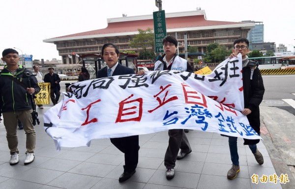 台灣鐵路產業工會19日在台北車站外舉辦台鐵強迫加班、打壓工會記者會，痛批鐵路局強迫加班、漠視旅客安全，並遊行至總統府陳情。（記者簡榮豐攝）