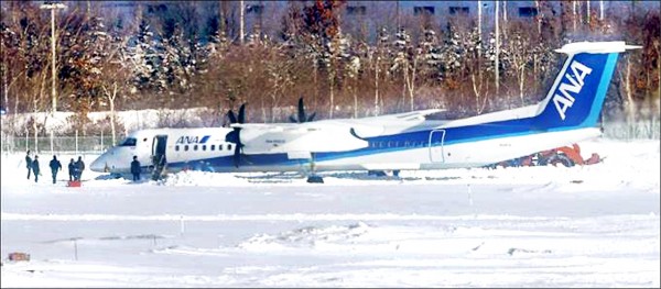 日本全日空（ANA）一架載有二十五人的國內線小型客機，疑似因路面結冰無法順利轉彎而衝入附近的雪堆，所幸無人受傷。（網路）