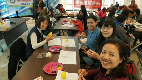 移民署台北市服務站，今日上午邀請30餘位新住民姊妹及其子女，一起學做新年守歲雞年造型蠟燭，慶賀新年到來。（記者劉慶侯翻攝）