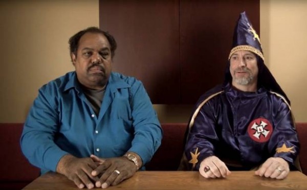 戴維斯（Daryl Davis）花了30年時間與全美各地的3K黨的種族主義者成為朋友，他強調自己並沒有要求他們改變，只是提問：「如果你根本不認識我，又要怎麼討厭我？」（翻攝自belfasttelegraph）