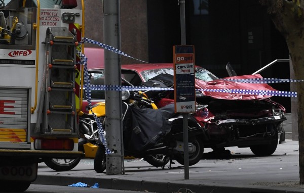 澳洲墨爾本發生轎車衝撞人群的事件，肇事車輛撞得面目全非。（歐新社）