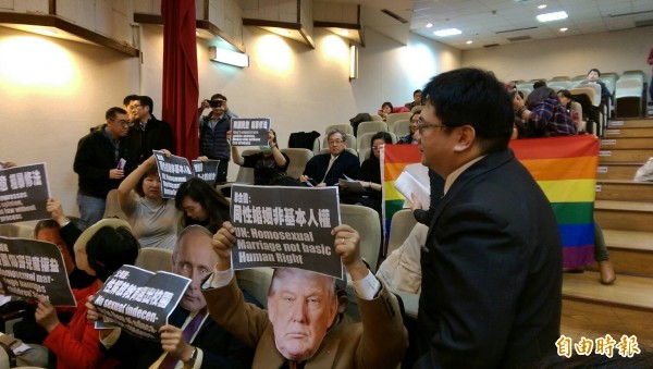 反同 挺同各舉標語旗幟人權報告會場氣氛弔詭 政治 自由時報電子報