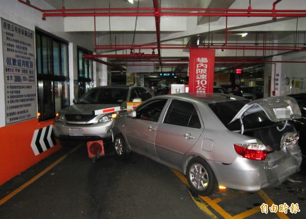 桃市「府前停車場」發生連環車禍，導致暫停開放60分鐘。（記者謝武雄攝）
