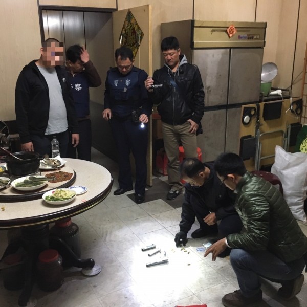 岡山警方破職業賭場，還意外查獲槍枝及百餘發子彈。（記者黃佳琳翻攝）