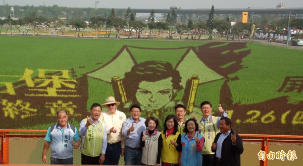 縣長潘孟安（圖左四）與美國在台協會高雄分處長杜維浩（左三）欣賞電影「惡靈古堡」彩稻創作。（記者李立法攝）