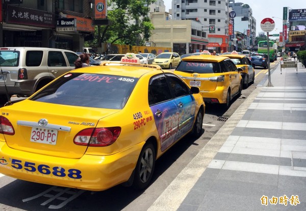 台中市計程車23日0時起實施春節加價收費。（記者張菁雅攝）