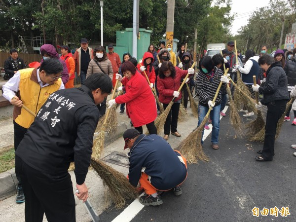 乾淨環境迎客，雲林縣各鄉鎮結合環保志工加強打掃街道。（記者黃淑莉攝）