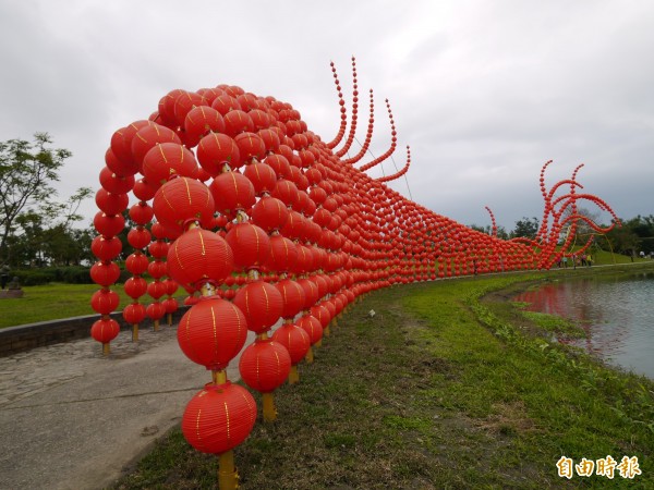 園區邀請在地藝術家呂秉承操刀，以一千五百顆祈福燈籠組成全台最長的「魚耀隧道」。（記者簡惠茹攝）