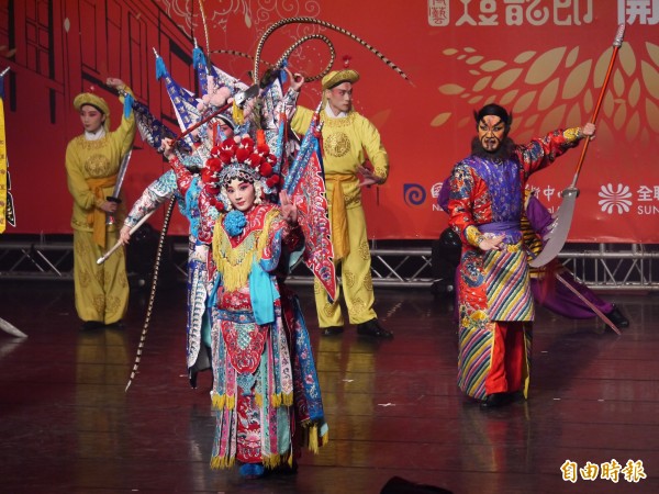 國光劇團在傳藝中心開幕典禮上亮相演出。（記者簡惠茹攝）