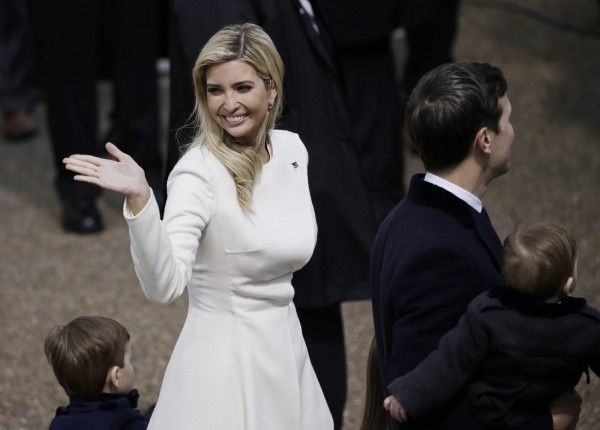 美國總統川普的正妹女兒伊凡卡（Ivanka Trump）在父親的總統就職典禮上，穿著一身白色服裝出席。（歐新社）