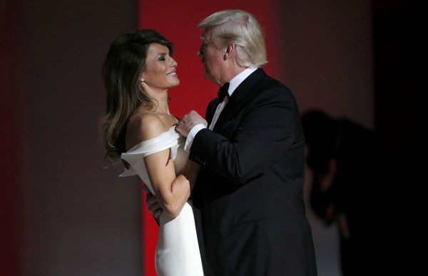 美國總統川普伉儷共同出席就職舞會，兩人隨著已故知名歌手法蘭克辛納屈的名曲《奪標》翩翩起舞。（路透）