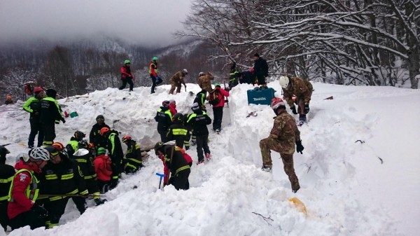 義大利搜救人員持續在雪崩現場努力救援，目前已經發現在10人生還，且已救出2人。（美聯社）