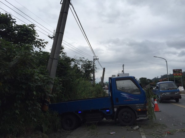 小貨車為閃避超車車輛，撞上電線桿後才停下來。（記者王秀亭翻攝）