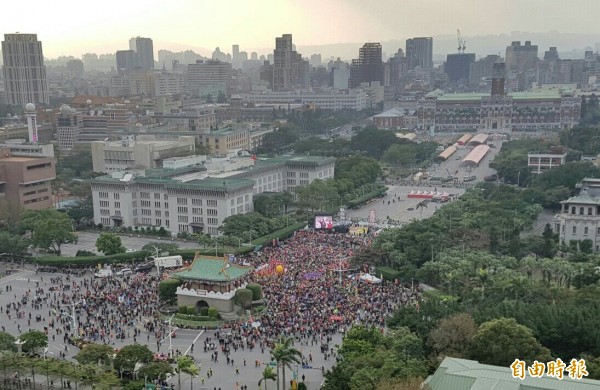 抗議民眾聚集於景福門，警方估計約9千人到場，與主辦方聲稱3萬人有落差。（記者陳志曲攝）