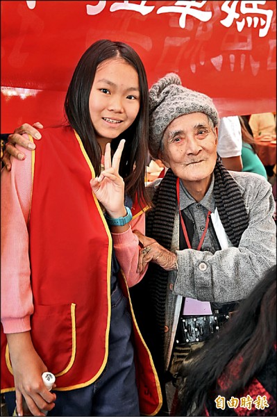 97歲獨居阿公（右）第一次吃尾牙，特別穿上自己最喜歡的服裝出席。（記者邱芷柔攝）