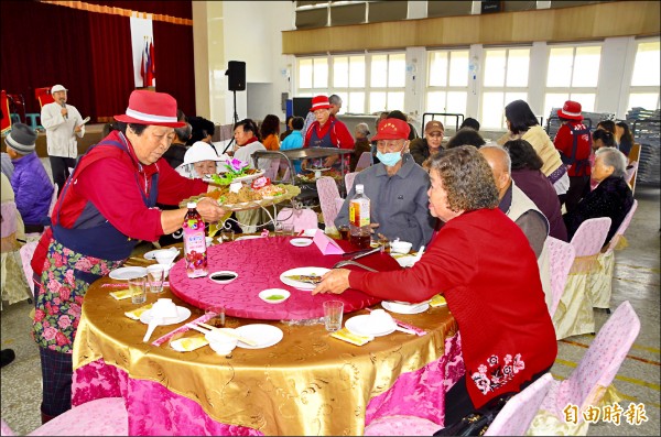 佳餚上桌，讓地方弱勢品嚐美味年菜。（記者吳俊鋒攝）