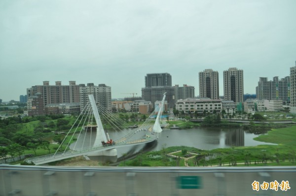 機捷通車營運時間即將開放試乘，從車內可眺望青埔優美景色。（記者李容萍攝）