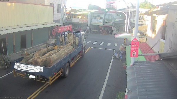 關子嶺碧雲寺附近台灣柚木疑遭盜伐，白河警在鹽水某家具廠查獲。（記者王涵平翻攝）