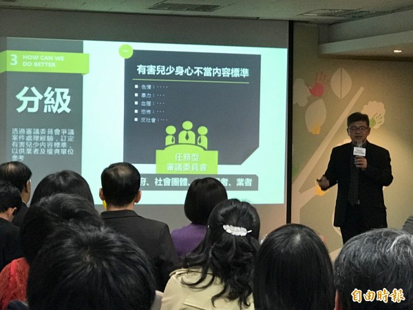 iWIN網路內容防護機構新任執行長黃益豐表示，將成立任務型審議委員會，邀請專家、學者、社福團體、業者，針對爭議案件，訂定指導原則與參考標準。（記者陳炳宏攝）