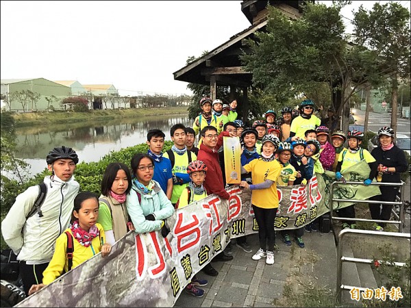 小台江親師生昨天順利返回海佃國小，水利局長彭紹博特地到場迎接。（記者蔡文居攝）