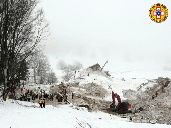 原傳出墜毀的直升機是參與當地雪崩救援行動，但稍早當地官方表示是前往附近滑雪場救援。（路透）