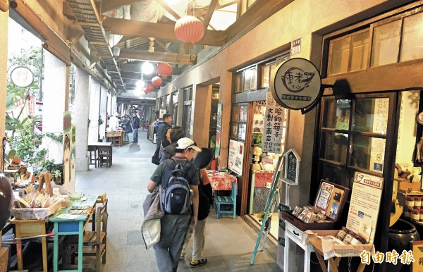 西螺東市場經過改造現為西螺文創市集，每一家店都是藝術家的工作室。（記者黃淑莉／攝影）