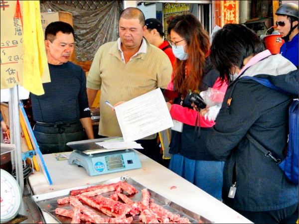 衛生局前往豬肉攤稽查，認定違反食品衛生管理法。
（記者陳文嬋翻攝）