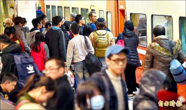 台北車站昨天下午開始湧現返鄉人潮。（記者羅沛德攝）