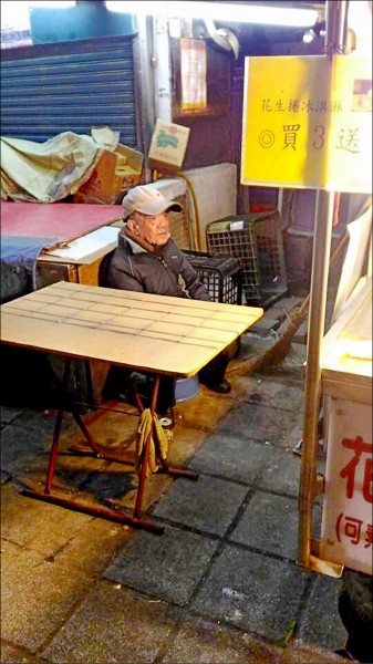 何姓彩券伯遭竊後，呆坐空無一物的攤位前，令人心酸。（記者陳恩惠翻攝臉書「爆料公社」）