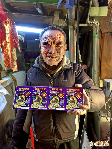 彩券伯昨晚回到士林夜市擺攤，彩券失而復得讓他很高興。（記者陳恩惠攝）