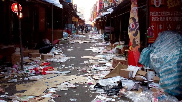 年貨大街結束後，迪化街成了這副髒亂不堪、滿街垃圾的景象，讓在地人怒批「失控」。（圖截自「台北城市散步Taipei Walking Tour」臉書頁，大稻埕畫家施正文攝）