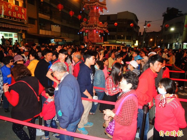 等著領總統紅包的民眾大排長龍。（記者葛祐豪攝）