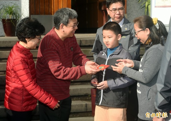 副總統陳建仁（左二）與夫人羅鳳蘋（左一）大年初一前往台北聖家堂進行新春彌撒，並帶著總統府的一元福袋，發送給現場會友及民眾。（記者廖振輝攝）