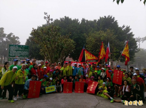 詹益榮今天早上在虎科大操場與雲林家扶、飛虎常跑協會會合往嘉義出發。（記者黃淑莉攝）