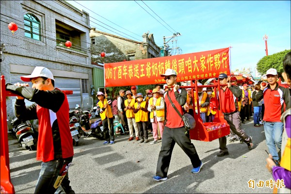 屏東九如鄉三山國王廟的王爺奶奶昨天鑾轎起駕回到麟洛娘家。
（記者邱芷柔攝）