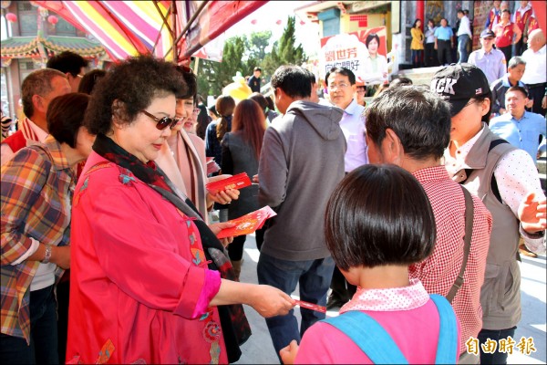 高雄市長陳菊昨帶領市府團隊，陸續走訪美濃、旗山、內門、燕巢等區分送小紅包。（記者王榮祥攝）