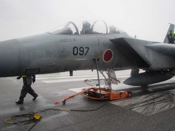 日本航空自衛隊一架F-15戰機今下午從那霸機場起飛時，前輪因不明原因脫落，事後那霸機場跑道被迫緊急關閉近兩小時，有34架班機因此取消，影響約3800名旅客。（圖擷取自沖繩時報）