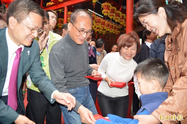 行政院長林全大年初四到彰化縣員林市福寧宮發福袋，男女老幼大排長龍領福袋。（記者湯世名攝）