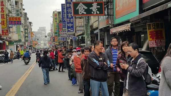 內埔鄉一側民宅前方半露天空地，傳出過年成為賭場。（記者陳彥廷翻攝）