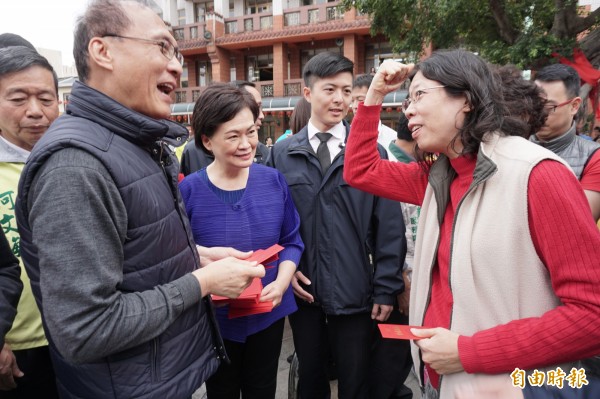 林全到台中萬和宮發紅包，民眾舉手為政府加油。（記者蔡淑媛攝）                                           