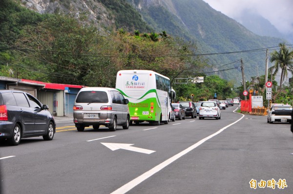 大年初四省道多處出現塞車情況，圖為蘇花公路崇德管制站。（記者花孟璟攝）