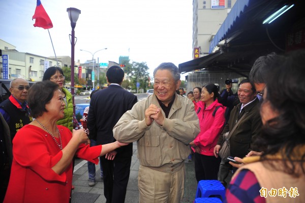 前國民黨副主席詹啟賢到台南市議員謝龍介服務處固票，他說，與基層相處也是一種休息。（記者王捷攝）